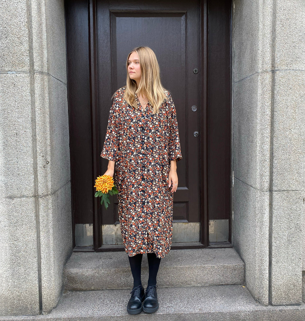 Maitlandmeg Humla Eldklotter Cape Dress