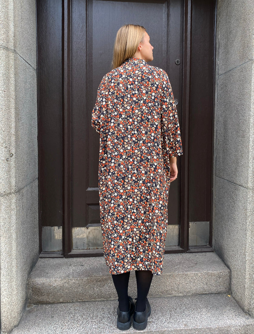 Maitlandmeg Humla Eldklotter Cape Dress